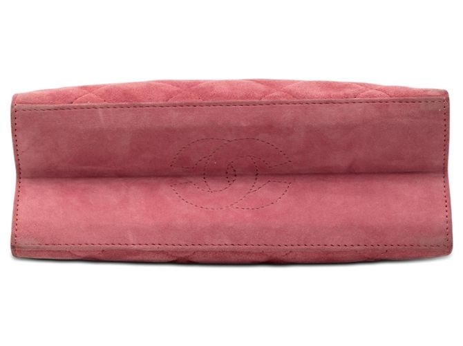 Bolsa Chanel CC em camurça acolchoada rosa com fecho kiss lock - vista 3
