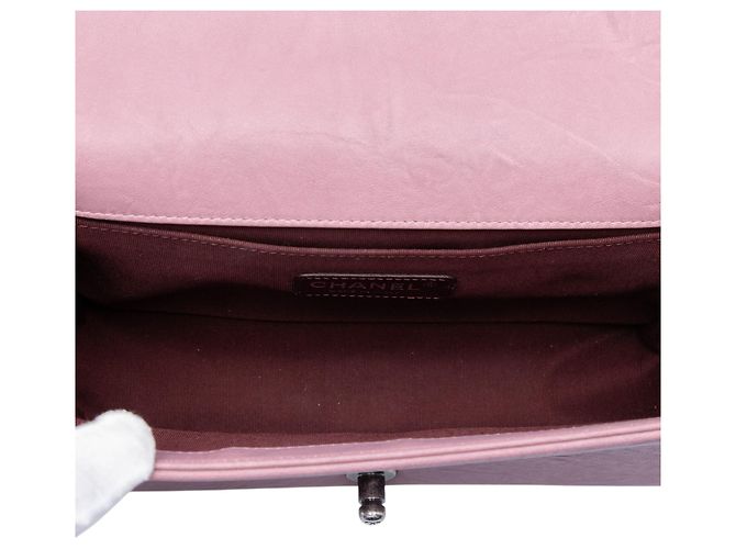 Le Boy Bolsa transversal Chanel Old Medium Boy Flap em couro de bezerro acolchoado e amassado com tachas rosa - vista 4