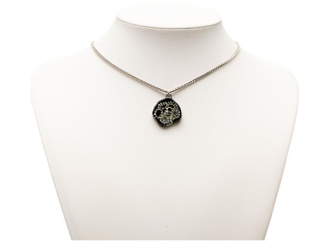 Collana con pendente in ottone argentato Chanel, camelia in resina e strass Argento - vista 6
