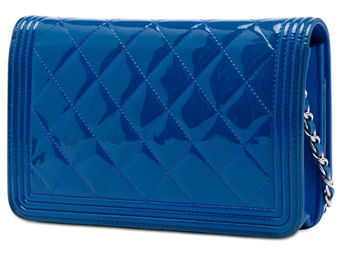 Borsa a tracolla Chanel Boy Wallet on Chain in vernice trapuntata blu - vista 2