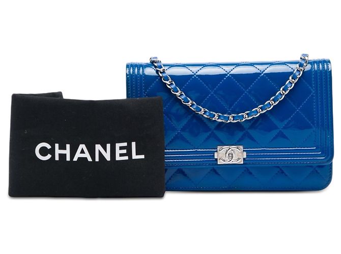 Borsa a tracolla Chanel Boy Wallet on Chain in vernice trapuntata blu - vista 7