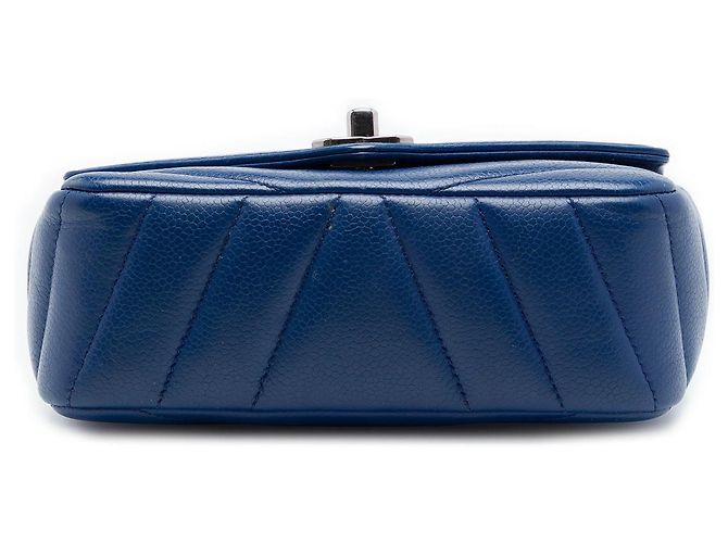 Borsa a tracolla a bustina Chanel Mini Caviar Chevron Data Center Envelope Flap blu - vista 3