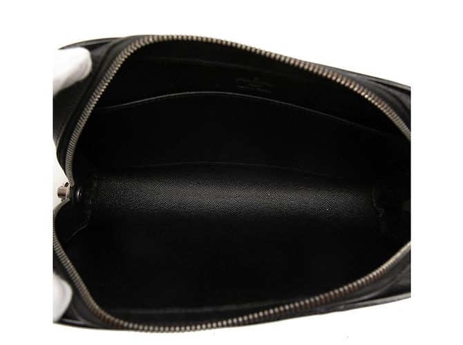 Pochette Baikal in pelle Taiga nera Louis Vuitton Nero - vista 4