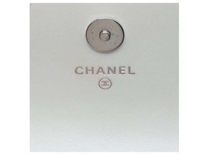 Weiße Chanel CC gesteppte Lammfell Maxi Pearl Chain Strap Crossbody-Tasche - Ansicht 5