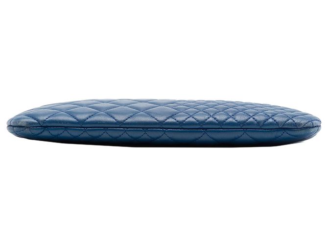 Clutch Chanel Medium Bi Quilted Lambskin O Case Blu - vista 3