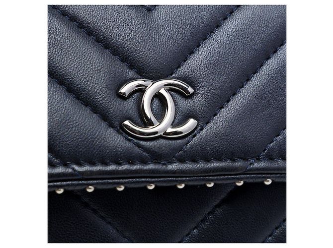 Wallet On Chain Borsa a tracolla Chanel CC Chevron in agnello borchiato blu - vista 5