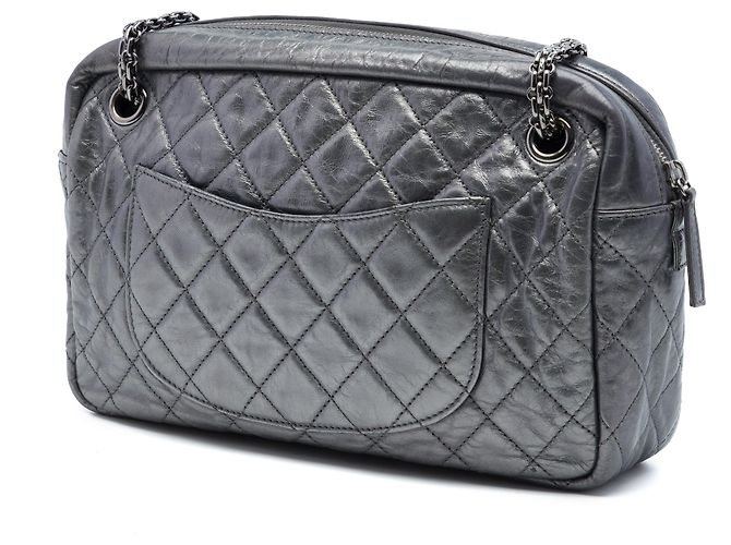 Camera Borsa a tracolla Chanel Reissue 2.55 Medium in pelle di vitello trapuntata metallizzata argento Grigio - vista 2