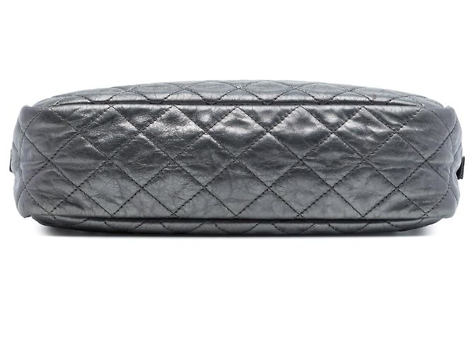 Camera Borsa a tracolla Chanel Reissue 2.55 Medium in pelle di vitello trapuntata metallizzata argento Grigio - vista 3