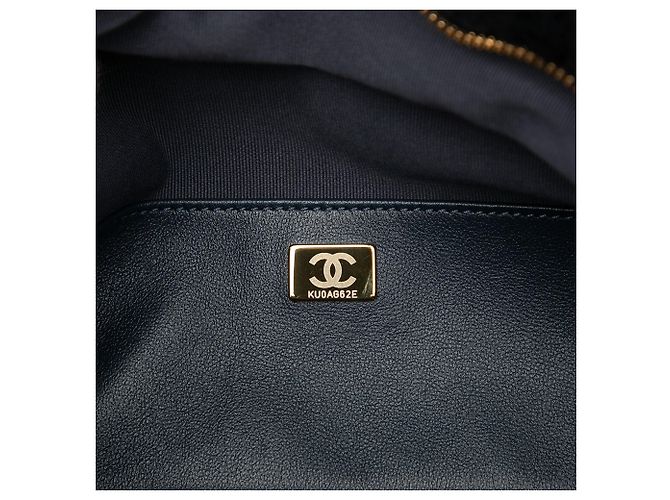 Borsa bowling Chanel Coco Neigh Large in shearling trapuntato blu - vista 6
