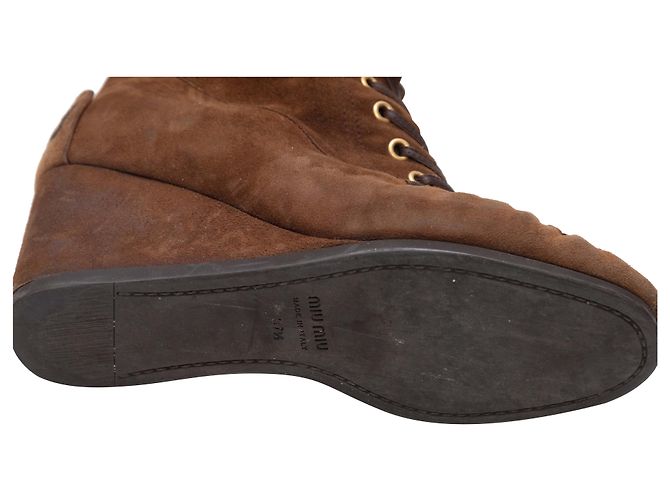 Botas altas de shearling con cuña marrón Miu Miu Talla 37.5 Castaño - vista 5