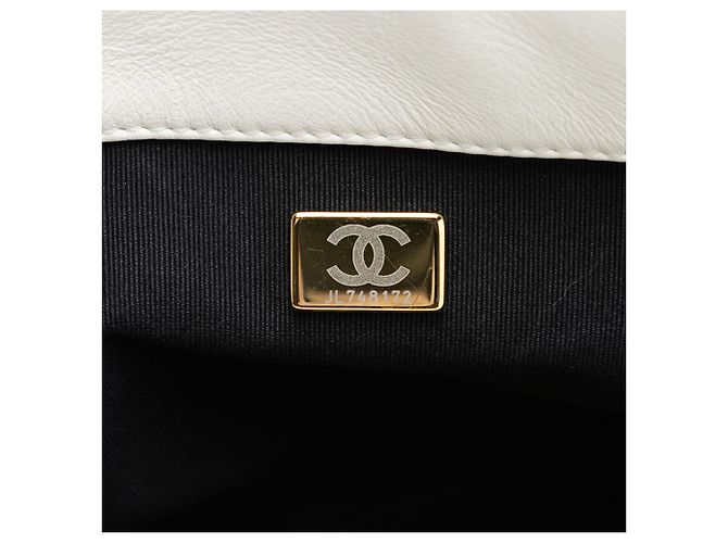 Chanel Large 19 Flap Satchel aus weißem Lammfell - Ansicht 6