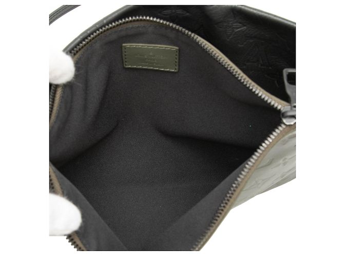 Borsa a tracolla Messenger Double Flat in Monogram Shadow verde di Louis Vuitton - vista 5