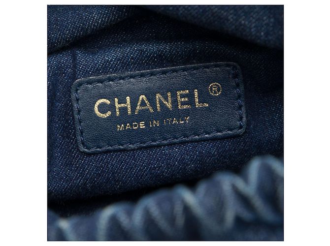 Borsa a secchiello in denim intrecciato e rafia CC blu Chanel - vista 5