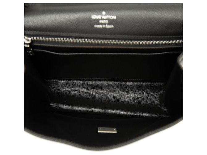 Clutch Selenga in pelle Taiga nera Louis Vuitton Nero - vista 4