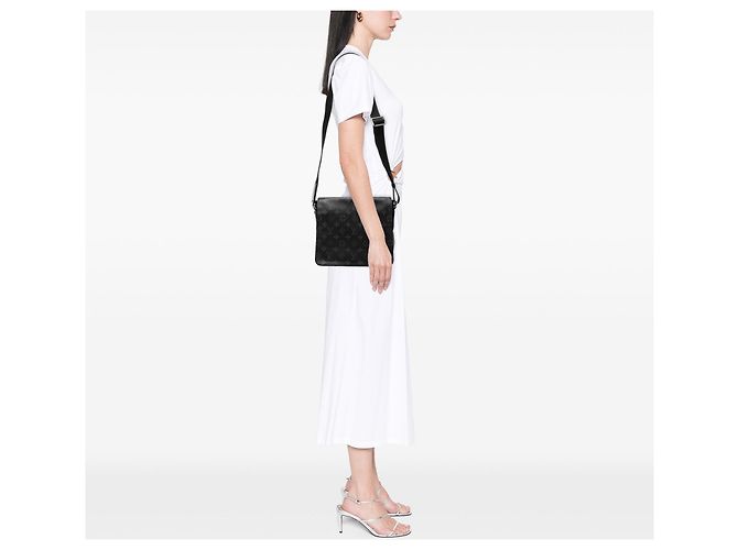 Bolsa transversal Louis Vuitton Monogram Eclipse District PM preta Preto - vista 6