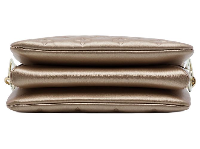 Borsa Coussin BB in agnello goffrato con monogramma dorato Louis Vuitton D'oro - vista 3