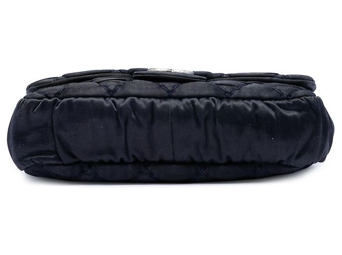 Borsa a tracolla Chanel Medium CC in raso trapuntato nero con patta singola - vista 3