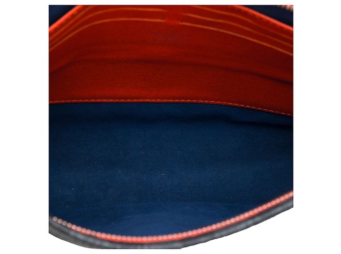 Clutch Louis Vuitton Epi Pochette Voyage MM blu - vista 4