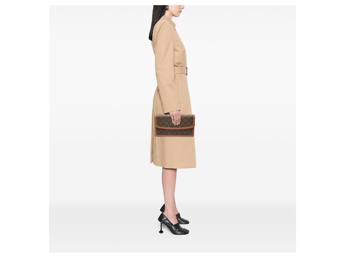 Clutch Louis Vuitton Monogram Pochette Dame GM Marrone - vista 7