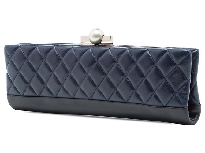 Clutch Baguette Chanel CC in agnello trapuntato blu con perle - vista 2
