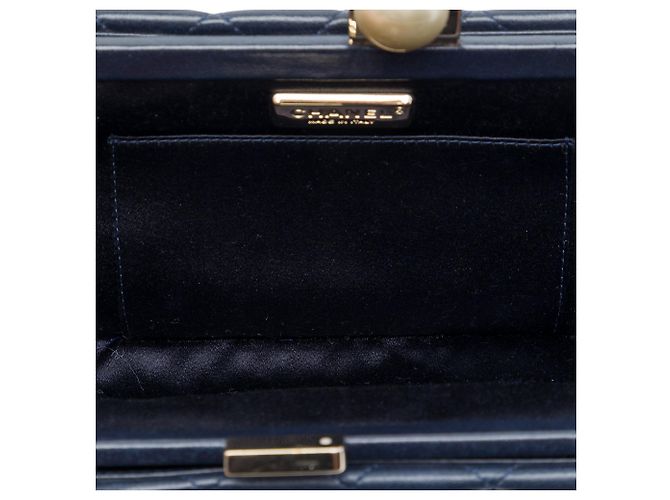 Clutch Baguette Chanel CC in agnello trapuntato blu con perle - vista 4