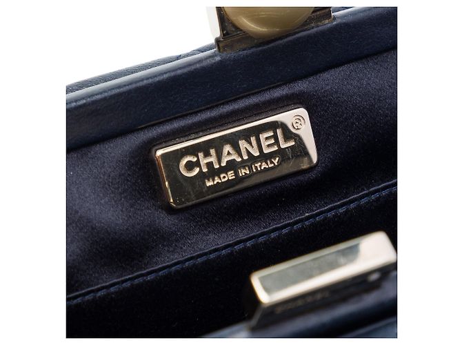 Clutch Baguette Chanel CC in agnello trapuntato blu con perle - vista 5
