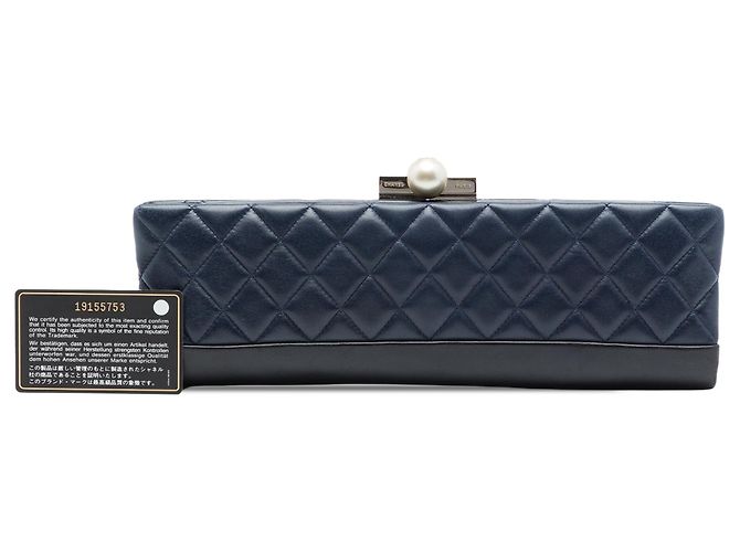 Clutch Baguette Chanel CC in agnello trapuntato blu con perle - vista 7