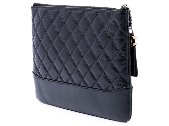 Clutch Chanel Gabrielle O Case en piel de becerro envejecido acolchado negro Medium - vista 2