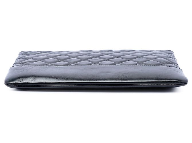Clutch Chanel Gabrielle O Case en piel de becerro envejecido acolchado negro Medium - vista 3