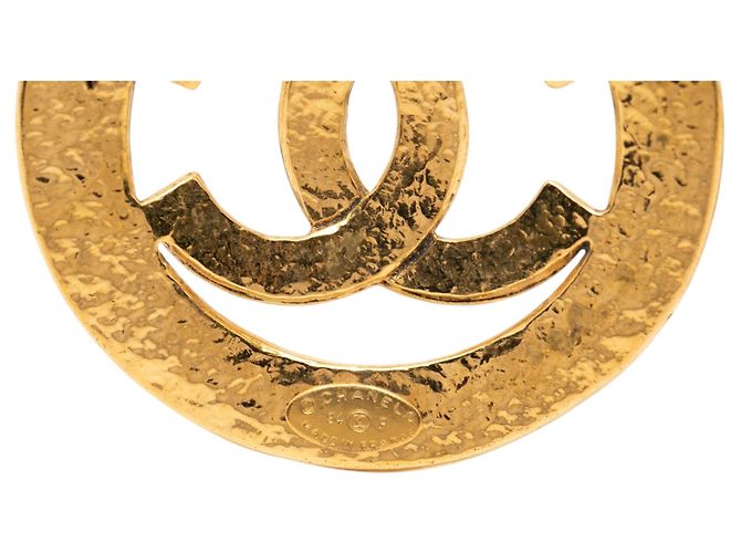 Broche redonda calada Chanel CC chapada en oro Dorado - vista 3