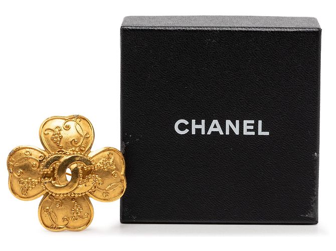 Spilla Chanel CC a trifoglio di vite placcata oro D'oro - vista 4
