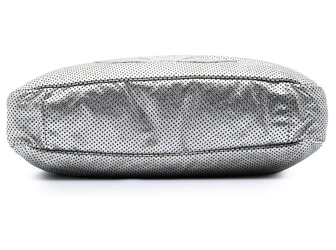 Borsa Chanel Large Metallic Glazed Calfskin Perforated Rodeo Drive argento - vista 3