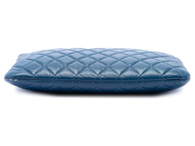 Blauer Chanel Boy O Case Clutch aus gestepptem Caviar Leder, Größe Medium - Ansicht 3