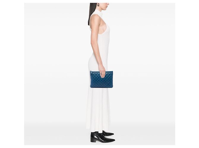 Blauer Chanel Boy O Case Clutch aus gestepptem Caviar Leder, Größe Medium - Ansicht 6
