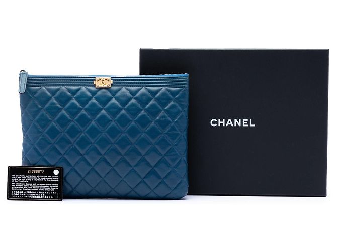 Blauer Chanel Boy O Case Clutch aus gestepptem Caviar Leder, Größe Medium - Ansicht 7