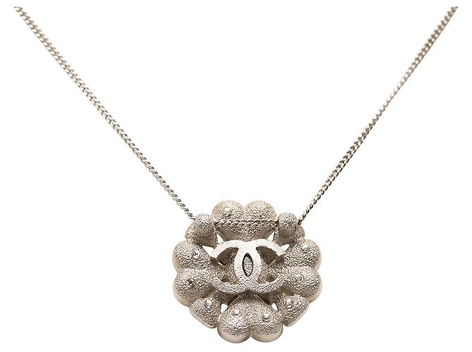 Collana con pendente Chanel CC in ottone con strass e trifoglio argento - vista 2