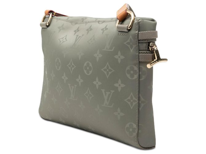 Borsa a tracolla Louis Vuitton Monogram Titanium Messenger PM grigia Grigio - vista 2