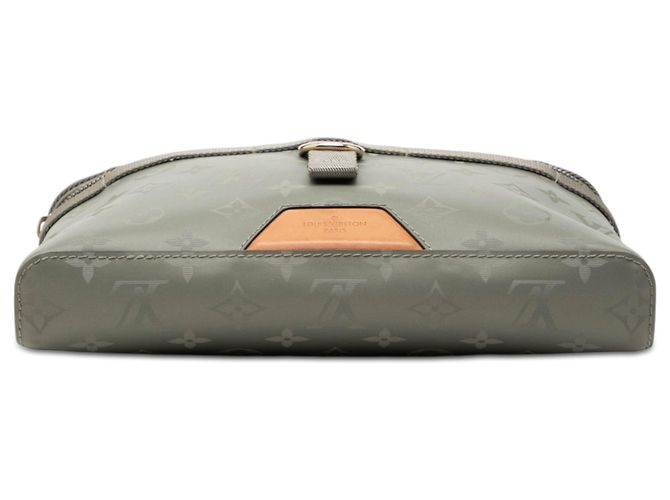 Borsa a tracolla Louis Vuitton Monogram Titanium Messenger PM grigia Grigio - vista 3