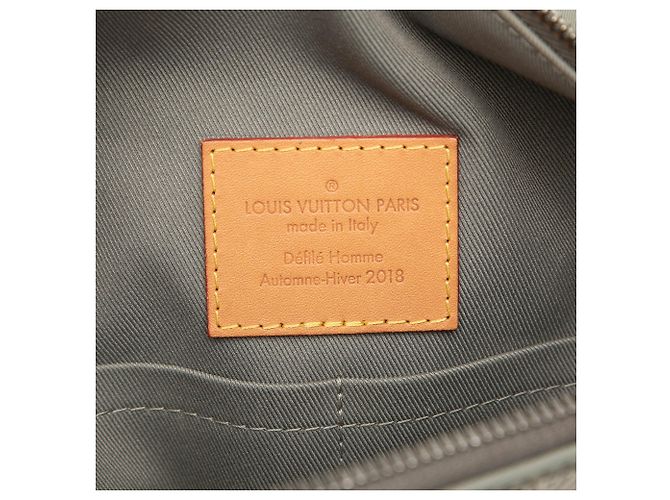 Borsa a tracolla Louis Vuitton Monogram Titanium Messenger PM grigia Grigio - vista 5