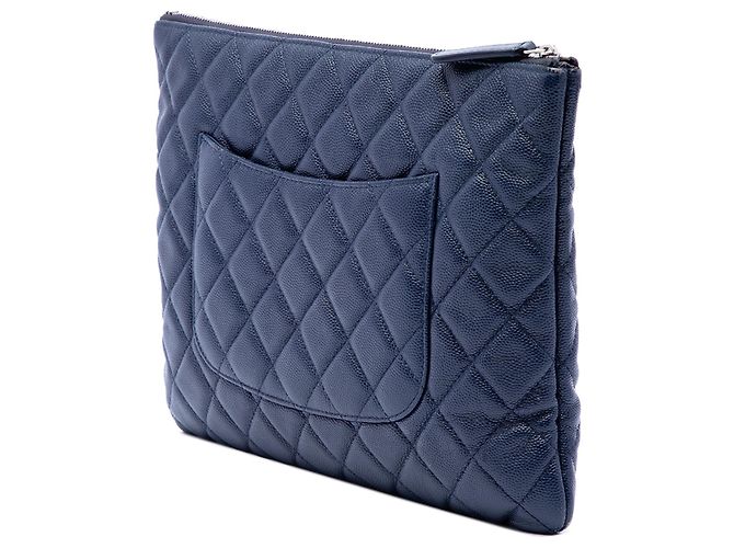 Clutch O Case en Caviar Acolchado Azul Chanel Tamaño Medium - vista 2