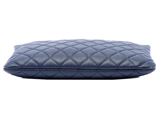 Clutch O Case en Caviar Acolchado Azul Chanel Tamaño Medium - vista 3