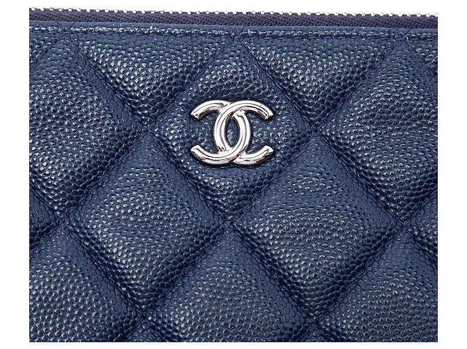 Clutch O Case en Caviar Acolchado Azul Chanel Tamaño Medium - vista 5