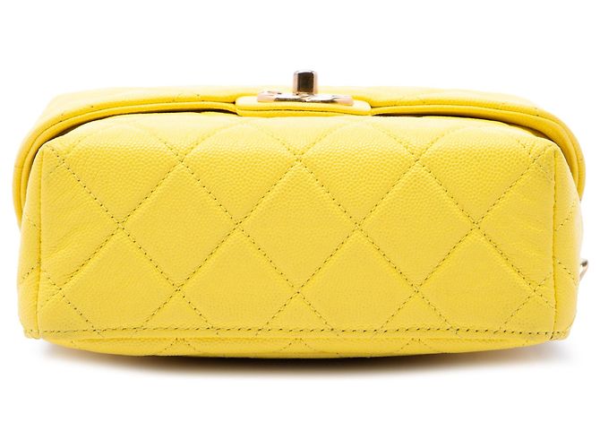 Vanity Beauty case Chanel trapuntato caviar giallo con borsa a tracolla e catena - vista 3