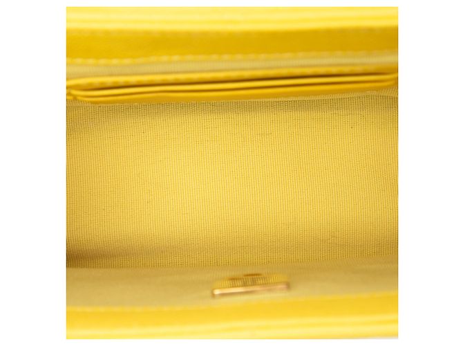 Vanity Beauty case Chanel trapuntato caviar giallo con borsa a tracolla e catena - vista 4