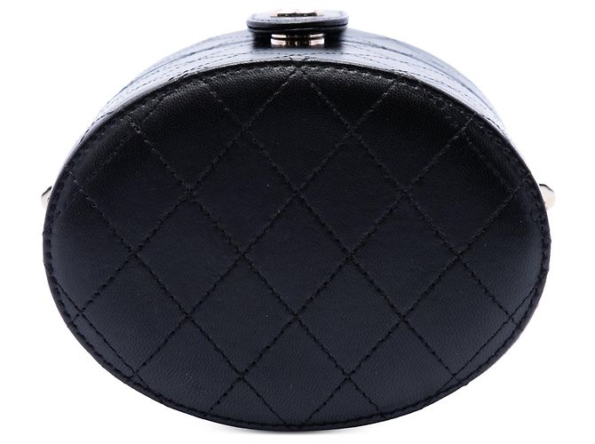 Clutch Vanity redonda em pele de cordeiro acolchoada Chanel CC preta com corrente - vista 3