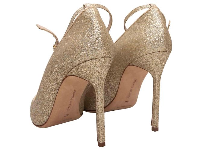 Escarpins à bout pointu et bride à la cheville à paillettes dorés Manolo Blahnik Taille 40 - vue 4