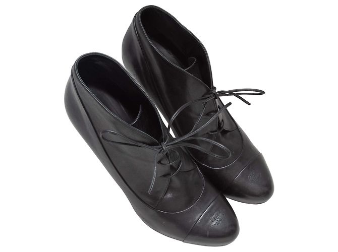 Schwarze Chanel Leder-Cap-Toe Stiefeletten mit Absatz Größe 41 - Ansicht 2