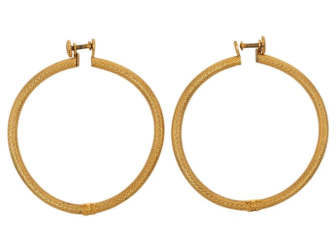 Orecchini a cerchio Chanel CC placcati oro con texture e chiusura a vite D'oro - vista 2