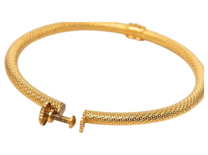 Orecchini a cerchio Chanel CC placcati oro con texture e chiusura a vite D'oro - vista 3