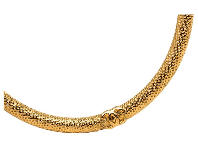 Orecchini a cerchio Chanel CC placcati oro con texture e chiusura a vite D'oro - vista 4